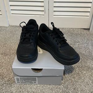 Force1 Black Sneakers Sleek Low-Top Design